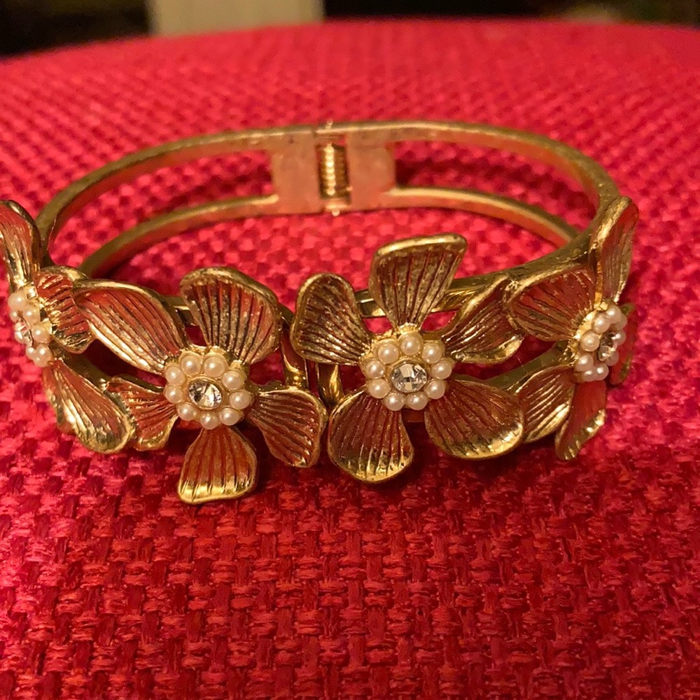 Vintage gold tone floral bracelet